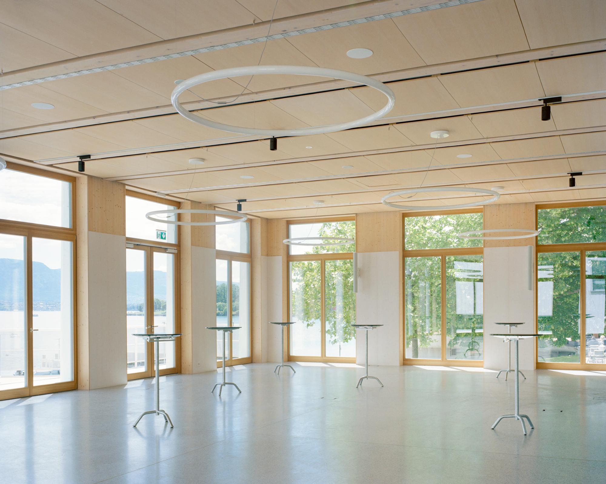贝尔维尤吉塔纳港市政综合楼与酒店餐厅（Bâtiment communal et auberge-restaurant à Port Gitana, Bellevue）