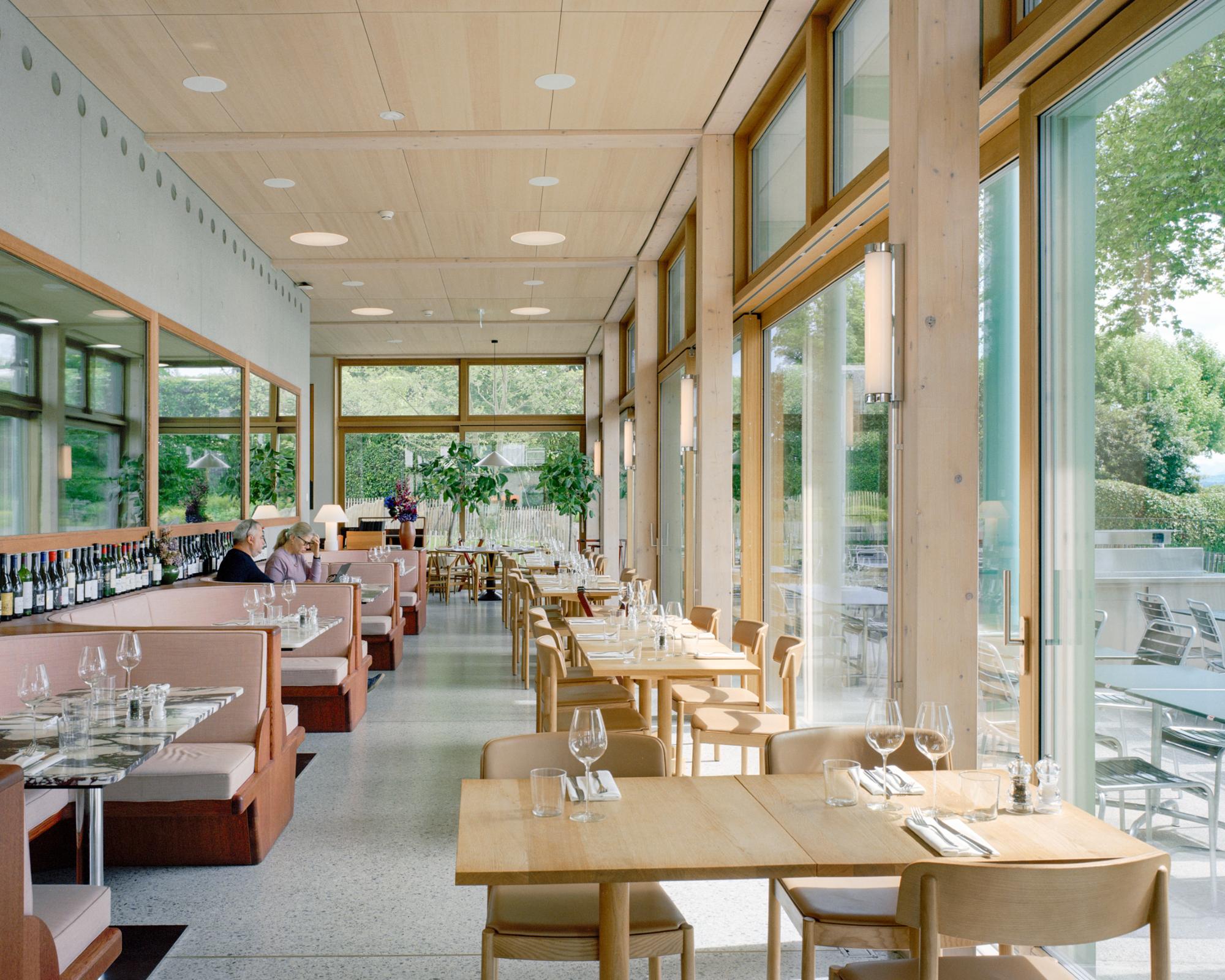 贝尔维尤吉塔纳港市政综合楼与酒店餐厅（Bâtiment communal et auberge-restaurant à Port Gitana, Bellevue）