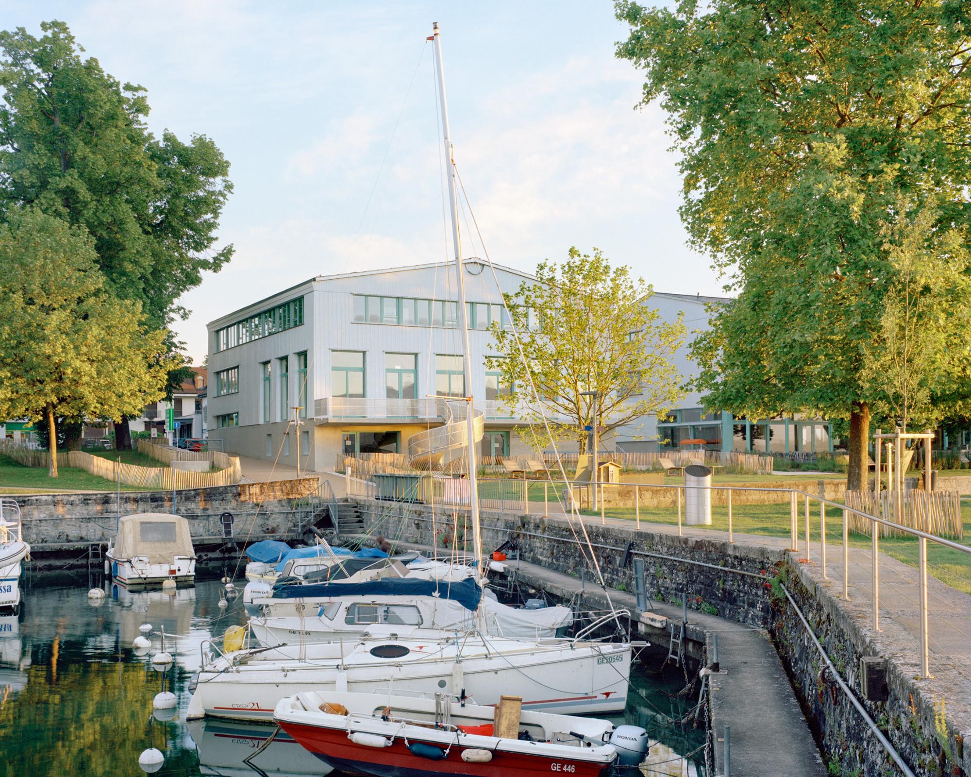 贝尔维尤吉塔纳港市政综合楼与酒店餐厅（Bâtiment communal et auberge-restaurant à Port Gitana, Bellevue）