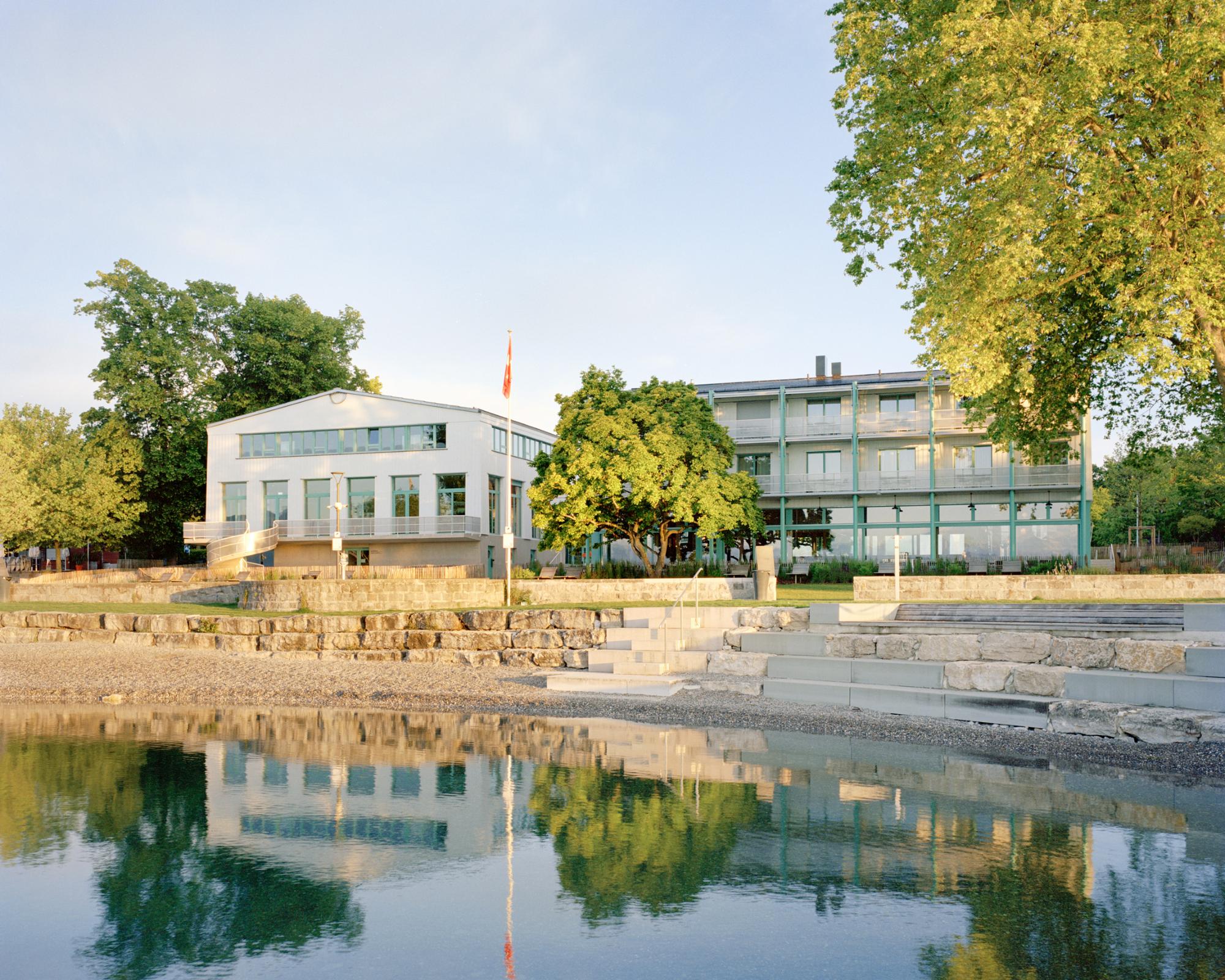 贝尔维尤吉塔纳港市政综合楼与酒店餐厅（Bâtiment communal et auberge-restaurant à Port Gitana, Bellevue）